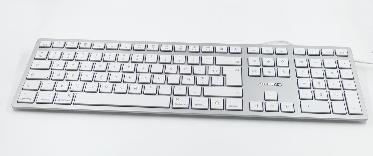 Quelques claviers. D'abord, le "TKL" d'Apple en filaire, plutôt rare. Ensuite, un modèle modifié avec des touches pour des logiciels de montage. Et plus marrant, un Cherry pour Mac avec un bug : un des raccourci en dur utilise les commandes QWERTY sur l'AZERTY