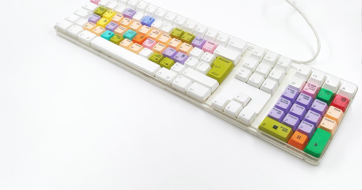 Quelques claviers. D'abord, le "TKL" d'Apple en filaire, plutôt rare. Ensuite, un modèle modifié avec des touches pour des logiciels de montage. Et plus marrant, un Cherry pour Mac avec un bug : un des raccourci en dur utilise les commandes QWERTY sur l'AZERTY