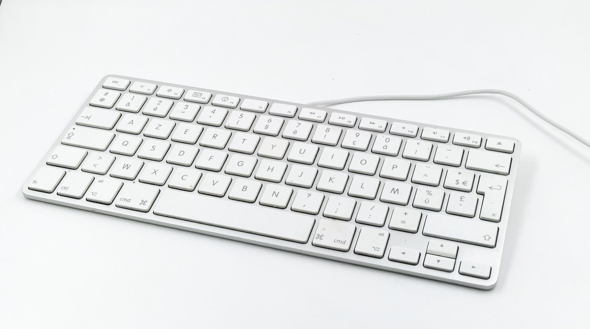 Quelques claviers. D'abord, le "TKL" d'Apple en filaire, plutôt rare. Ensuite, un modèle modifié avec des touches pour des logiciels de montage. Et plus marrant, un Cherry pour Mac avec un bug : un des raccourci en dur utilise les commandes QWERTY sur l'AZERTY
