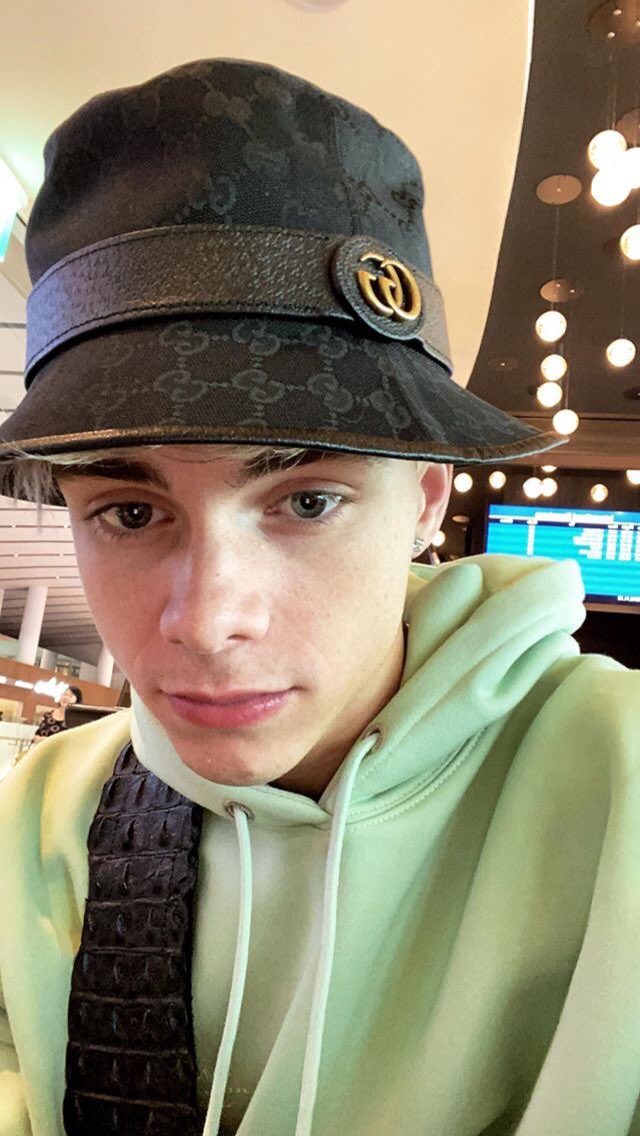 corbyn besson selfies — a thread  @corbynbesson