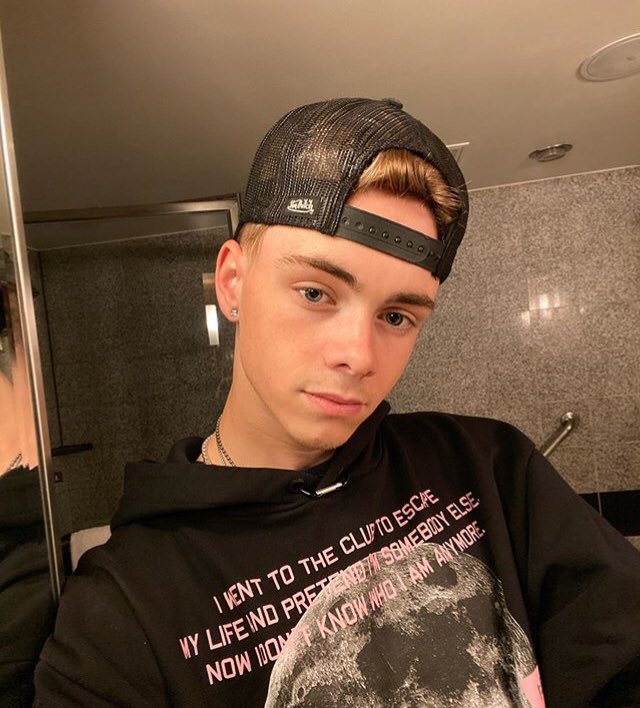 corbyn besson selfies — a thread  @corbynbesson