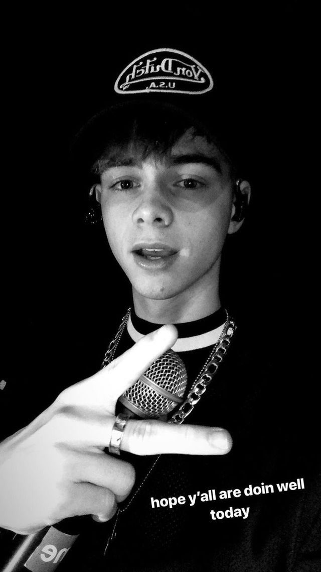 corbyn besson selfies — a thread  @corbynbesson