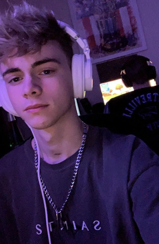 corbyn besson selfies — a thread  @corbynbesson