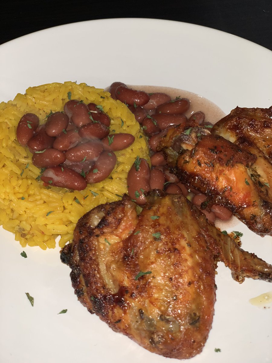EquannaMulan's tweet photo. Yellow rice with kidney beans and crispy bake chicken #yellowriceandbeans #yellowrice #bakechicken #crispybakedwings #wings #quannaskitchen #foodphotography #foodinstagram #foodporn https://t.co/xOWm3rrzah