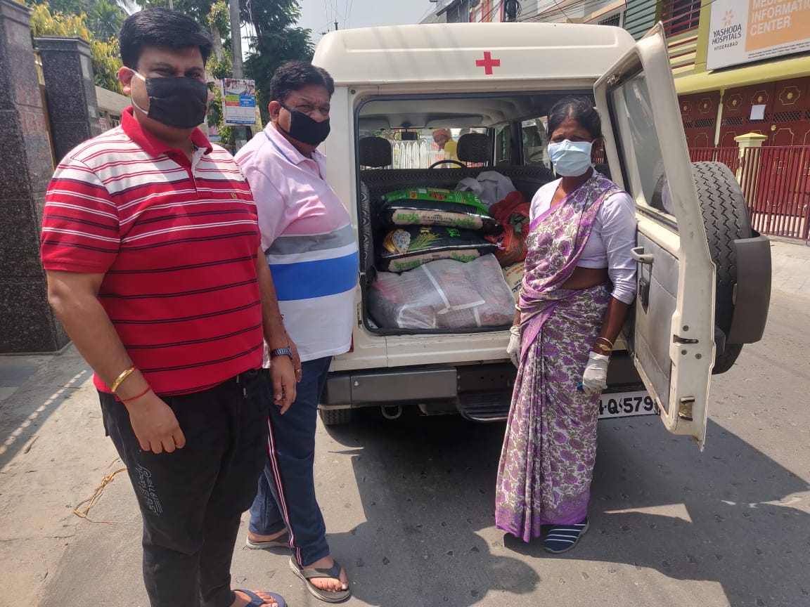 DoSiliguri's tweet photo. Groceries  and food being served to Orphan Handicap Children Home, Kartua who are fighting against starvation, by Dealer of Shakti Highway under Siliguri 1 RSA of Siliguri DO. Salute to our brave hearts #HarEkKaamDeshKeNaam #BeyondOil @IndianOilcl
@wb_IndianOil
@VigyanKumar https://t.co/x9Hd9zaQaj