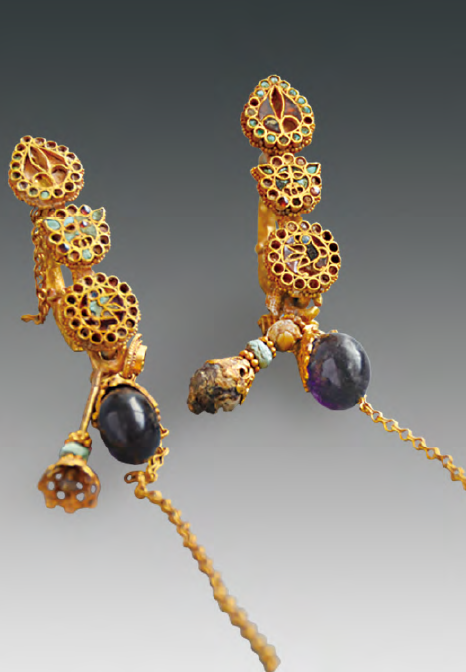 Because they were found in a hoard, these gold objects are dated variously between the 3rd c. and the 5th c AD. What's certain is that this kind of granulation and inlay were beloved in both Northern Wei jewellery (see these earrings from the Heng'an cemetery in Datong)... 4/11