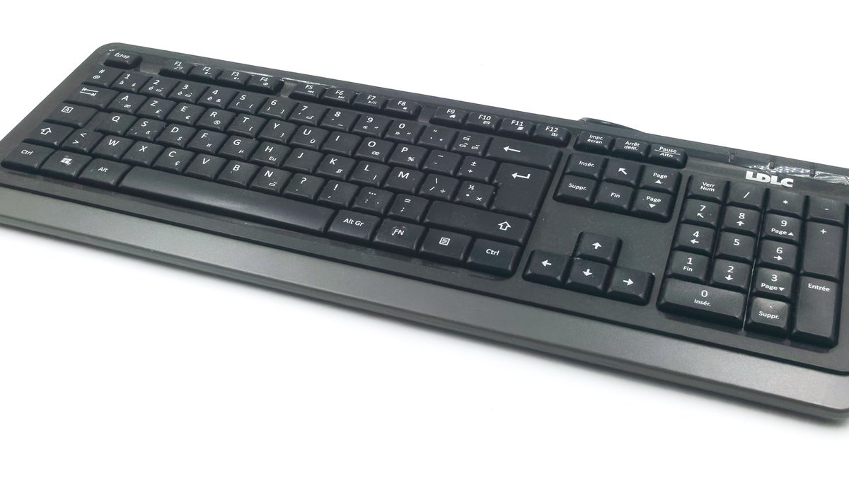 Bon, sinon un  @LDLC avec le nouveau layout AZERTY, un IBM qui ressemble à un bon mécanique mais qui est malheureusement un modèle à membrane, et un *énorme* modèle Sun. Un clavier qui communique en RS-232 (donc facile à adapter).