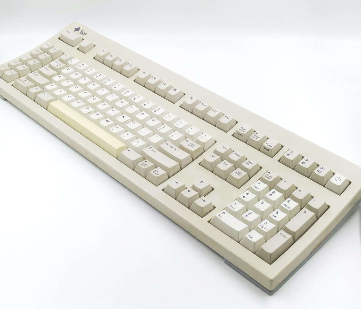 Bon, sinon un  @LDLC avec le nouveau layout AZERTY, un IBM qui ressemble à un bon mécanique mais qui est malheureusement un modèle à membrane, et un *énorme* modèle Sun. Un clavier qui communique en RS-232 (donc facile à adapter).