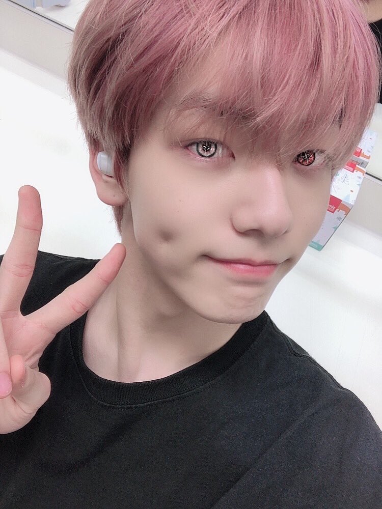 kingyeonbin's tweet photo. #yeonbin au

whenever you dye your hair, your soulmate’s eyes changes to the same color as well. 

gaming youtuber, choi yeonjun, dyes his hair in two different colors. famous model, choi soobin, has had enough of his soulmate’s antics and decides to get revenge. https://t.co/5BXZ0Zl61h