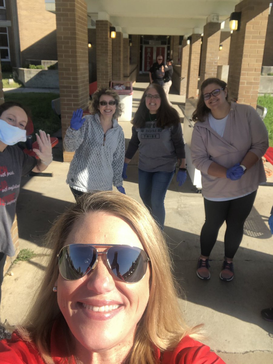 Such a beautiful day to be outside with some awesome volunteers to serve meals to 387 students.  #HallsHasIt <a href="/KnoxSchools/">Knox County Schools</a>
