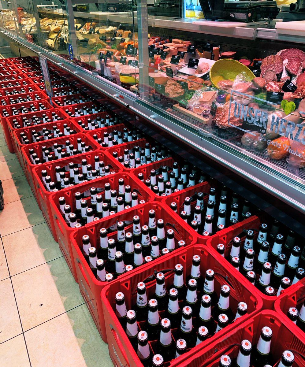 So gehen 1,5m Abstand in #Duisburg. Deshalb liebe ich den #Ruhrpott! 🤣🥰 <a href="/koenig/">König Pilsener</a>