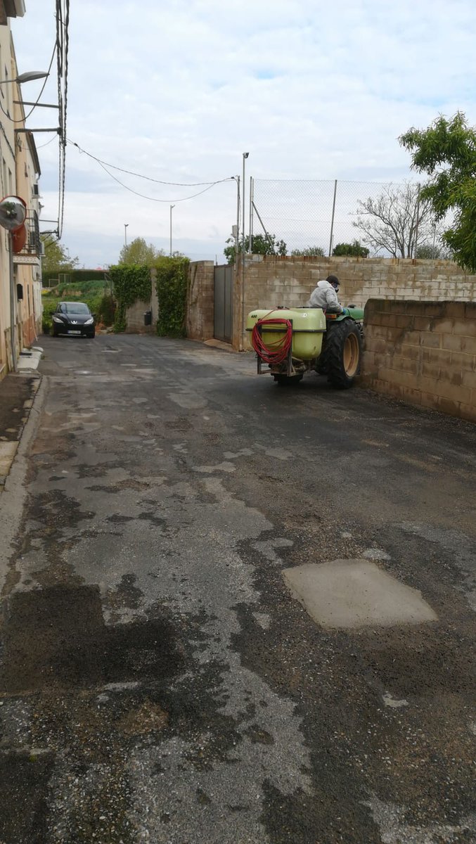ATivissa's tweet photo. ➡️Avui s'ha realitzat la desinfecció amb hipoclorit sòdic de tot el poble de #Darmós. La neteja i desinfecció dels carrers és primordial per a lluitar💪 contra el COVID-19. #treballemxDarmos #CuidemnosDarmos #joemquedoacasa https://t.co/TDt2C9WGVq