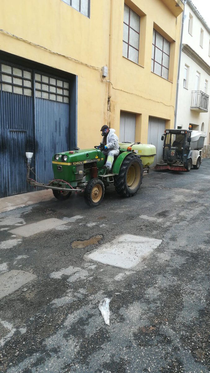 ATivissa's tweet photo. ➡️Avui s'ha realitzat la desinfecció amb hipoclorit sòdic de tot el poble de #Darmós. La neteja i desinfecció dels carrers és primordial per a lluitar💪 contra el COVID-19. #treballemxDarmos #CuidemnosDarmos #joemquedoacasa https://t.co/TDt2C9WGVq