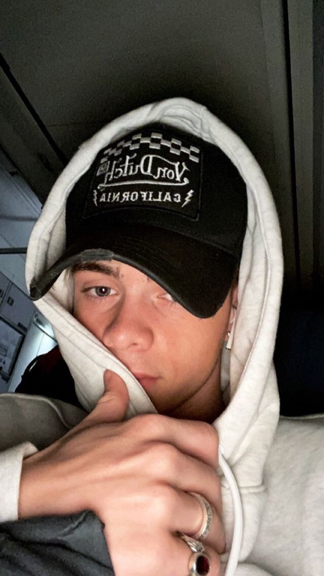 corbyn besson selfies — a thread  @corbynbesson