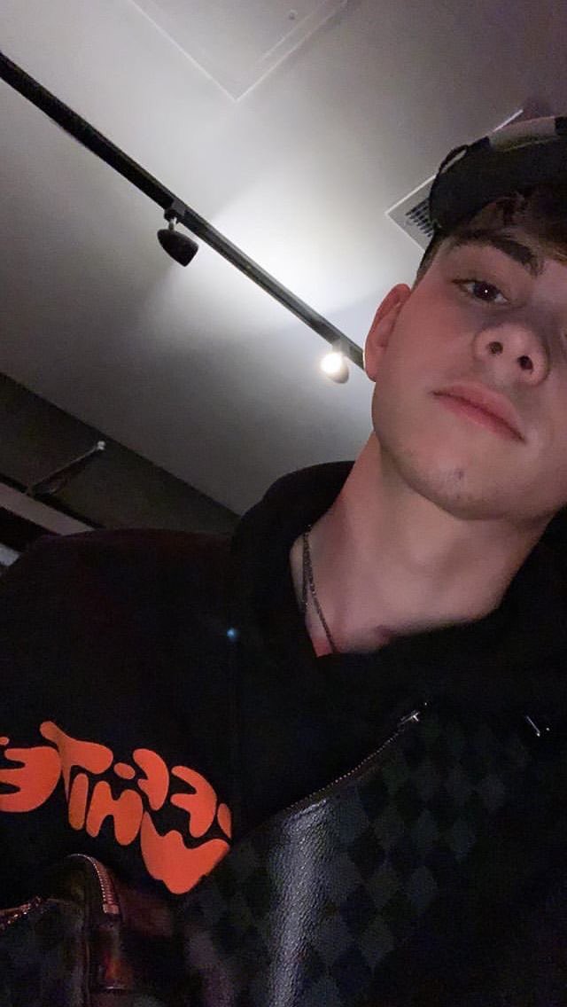 corbyn besson selfies — a thread  @corbynbesson