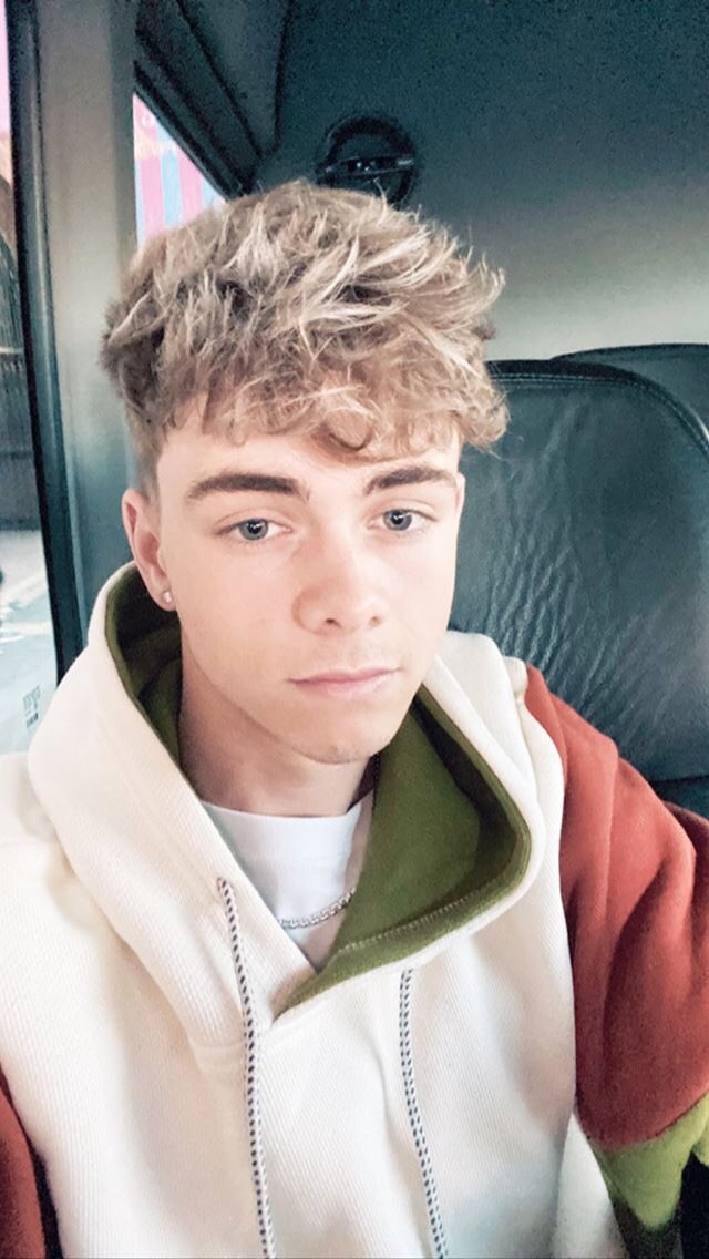 corbyn besson selfies — a thread  @corbynbesson