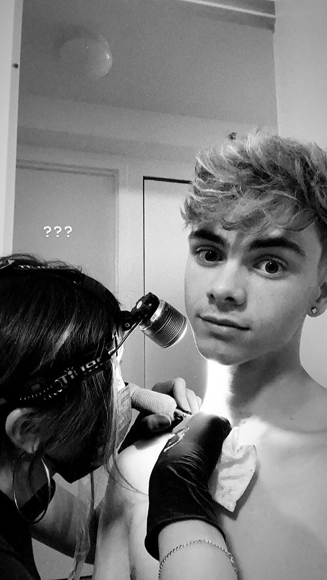 corbyn besson selfies — a thread  @corbynbesson