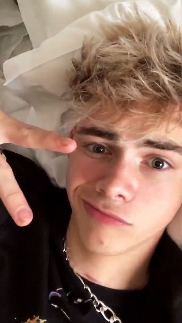 corbyn besson selfies — a thread  @corbynbesson