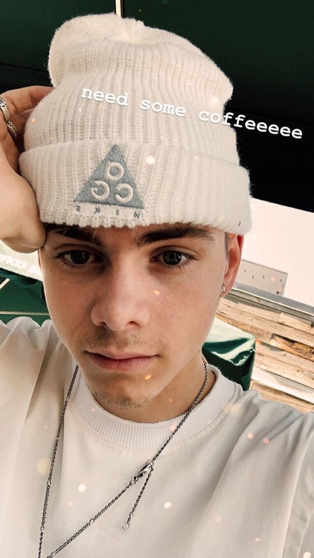 corbyn besson selfies — a thread  @corbynbesson