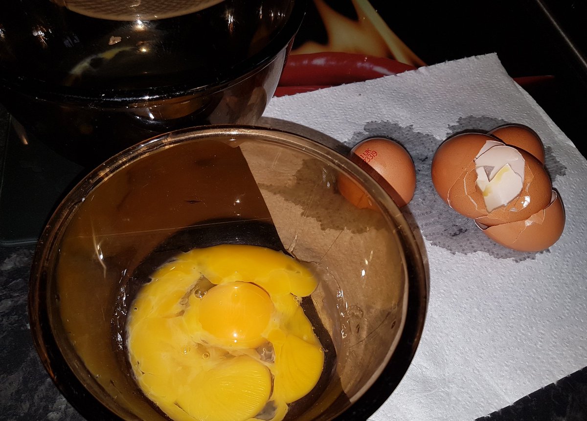 bluemoonjules's tweet photo. Showing off my egg separating skills...#CookingWithJulie https://t.co/1oYbEQkkZf