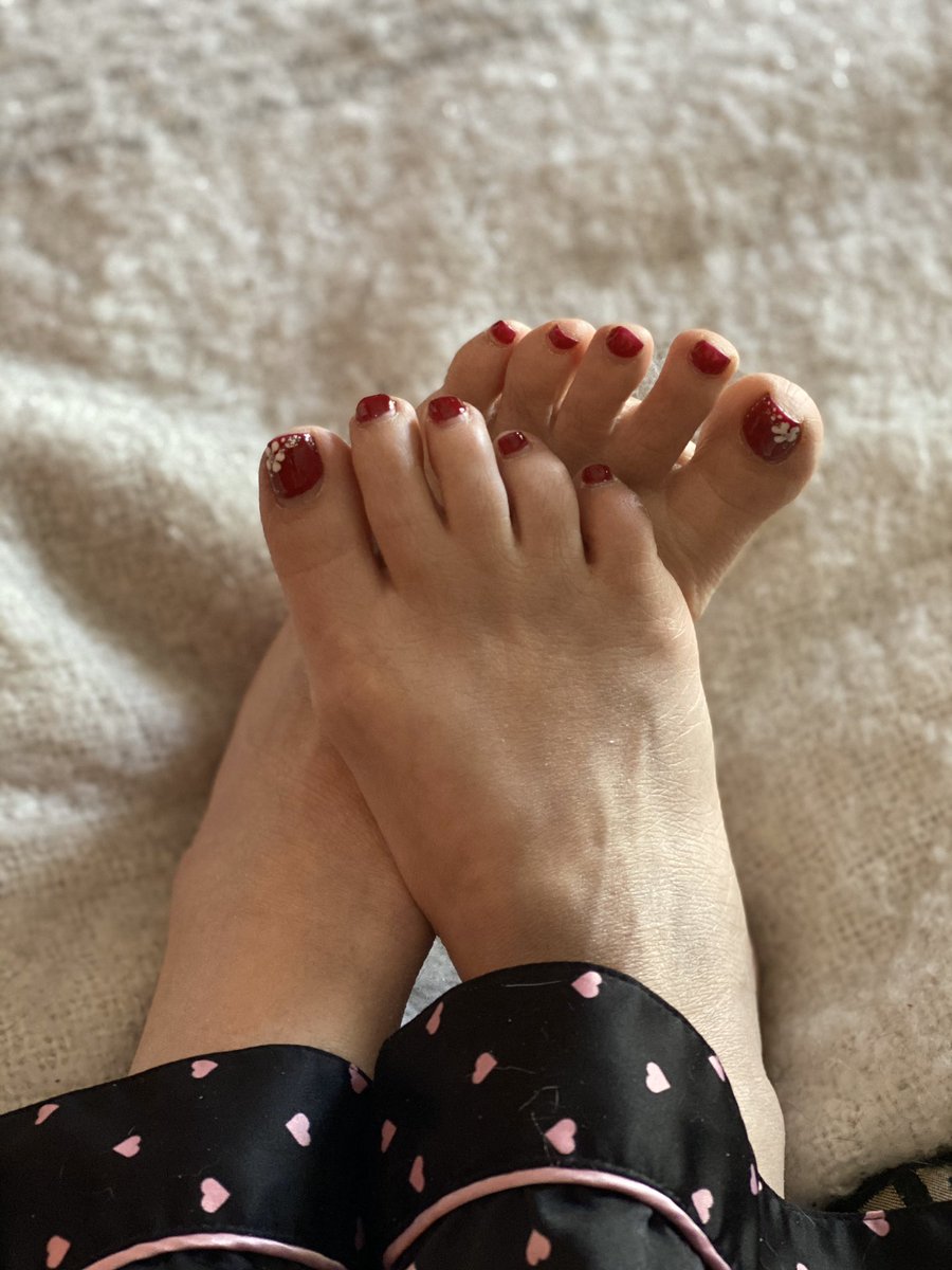 MsLilly01977419's tweet photo. Feet are cold and need a pedicure. 😕 https://t.co/59h64Jxtzo