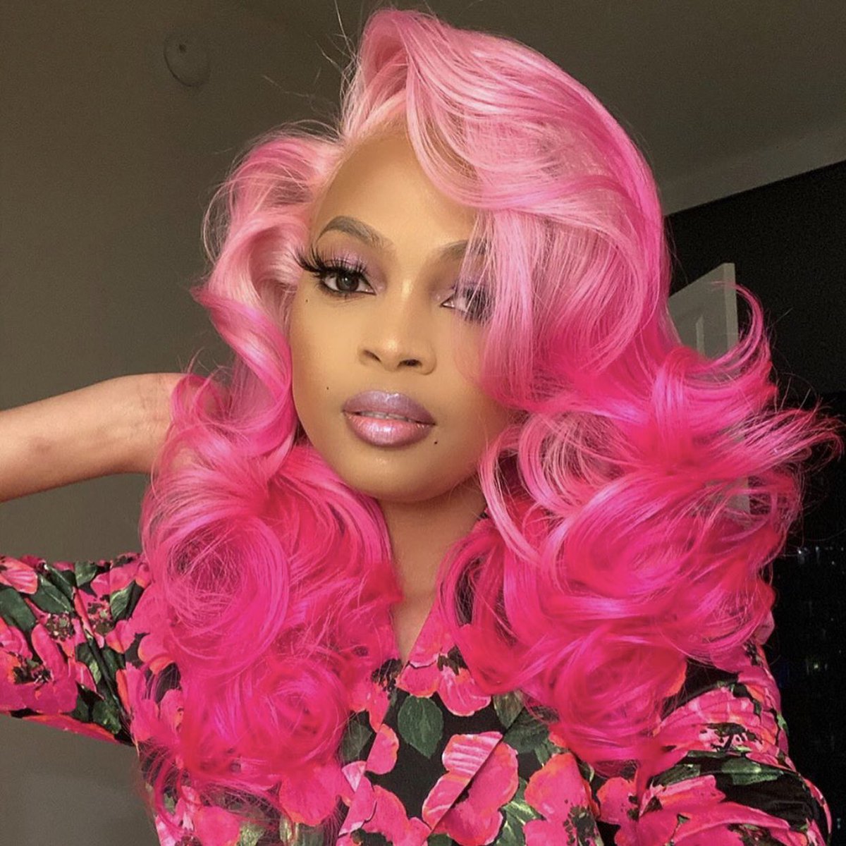 thewigbarlondon's tweet photo. We stan! 😍 Ending the week with our favourite @iamalonzoarnold wig looks! #WIGINSPO

#newhairday #hdlacefrontal #frontalslay #machinemadewigs #weftextensions #fulllacewiginstall #wigslayed #wigstore #wigs https://t.co/7Jl1H9VPj1
