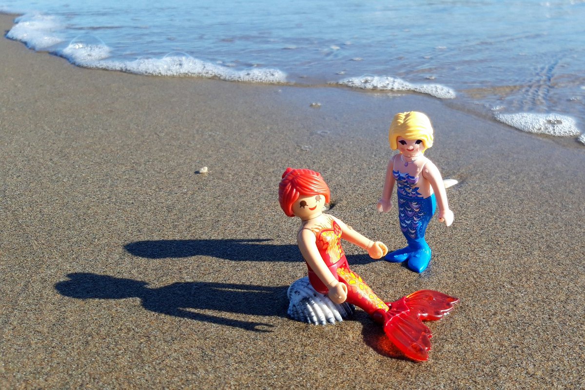 rocassos's tweet photo. Con las playas vacías de humanos, las #sirenas salen a tomar el sol. Se deben preguntar ... "Qué extraño, cuánto durará ésta tranquilidad?" 

#Playmobil #toyphotography #sea #mermaid #beach #YoMeQuedoEnCasa https://t.co/zLb0GtyCTN