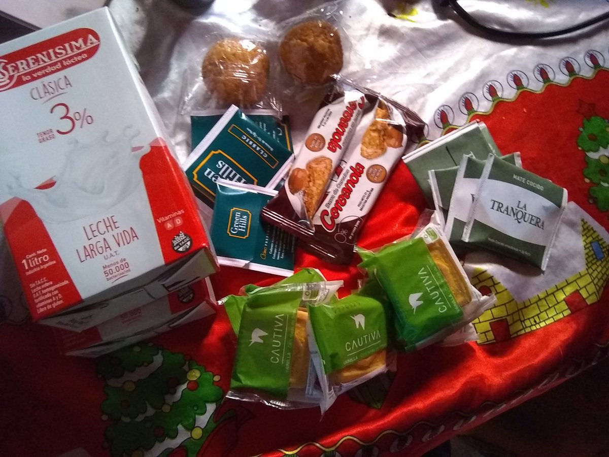 putadelgta's tweet photo. Este es el desayuno para dos semanas, y más, ya que no pienso volver a pagar un taxi y arriesgarme para q me den esto
Me parece una vergüenza que los chicos tengan más trabajo y tareas (en cantidades inimaginables) que comida. @alferdez https://t.co/5EHvRIhT6R