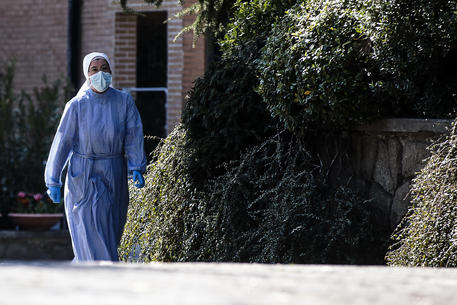 tg2rai's tweet image. Dieci #suore a #Sanremo colpite dal virus. Cinque sono morte, cinque ricoverate. Contagiate in una casa di riposo.  Nel genovese è tranquilla la situazione nei monasteri. A Milano nove benedettine ammalate

Al #Tg2Rai delle 20.30 del #3aprile #coronavirus