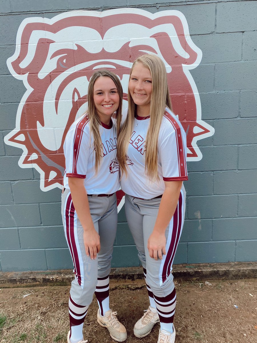 chloebennett07's tweet photo. @WallerSoftball @teriiiiis1 my bestieee!!!! don’t know what i’m gonna do without you 🥺 https://t.co/Lsm7KDObgu