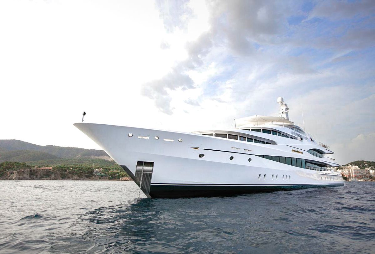 superyachtsac's tweet photo. With a #helipad, two offices, panoramic lounge, #cinema, #gym, plunge pool, and an entire deck dedicated to your relaxation, LADY CHRISTINE is the perfect yacht to get away from it all and yet stay connected. ⠀
⠀
Learn more @ https://t.co/AvLJsyqJbx
⠀
#Feadship #LadyChristine https://t.co/T10gwj4c3q