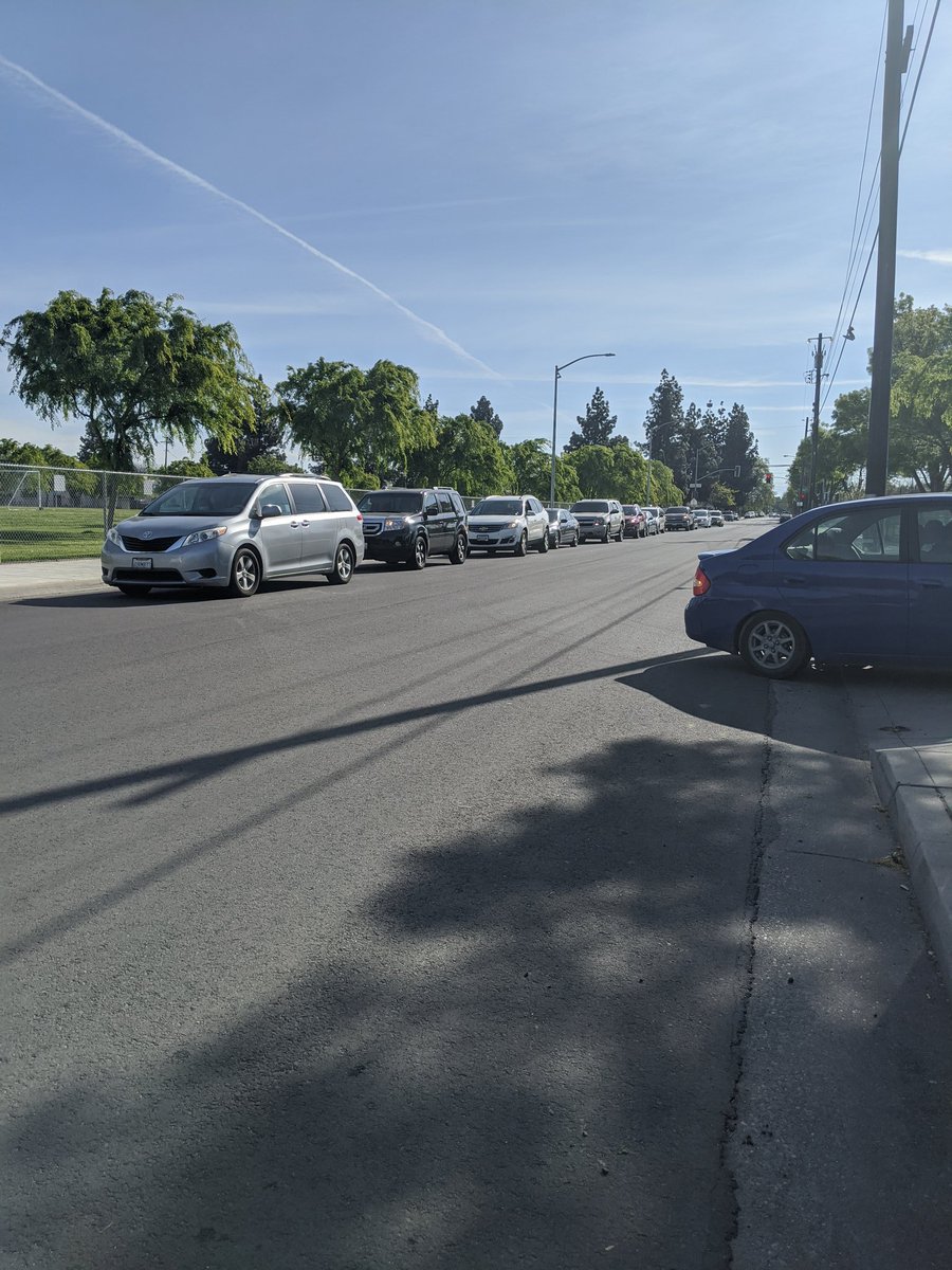 TeacherMrsC's tweet photo. The lines of people in the Sequoia Middle School community waiting to get from from @fresnounified. FUSD doing their part during this time of need. #FresnoUnified #FUSD #FUSDstrong @BobNelson_FUSD https://t.co/lwkuaArI9M