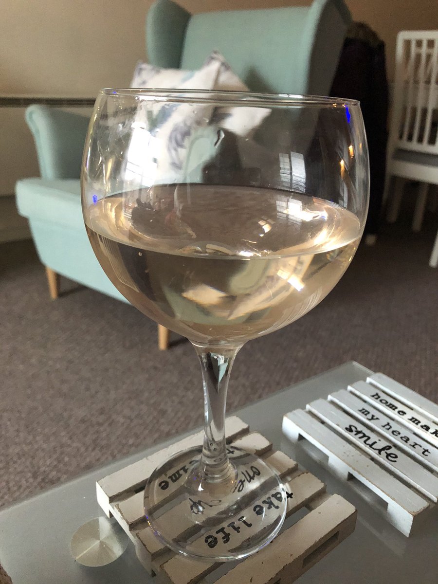 Marie76Susan's tweet photo. @BiggishDave74 I like drinking gin! Or vodka! Or wine! Or champagne! Or beer! 🤣  cheers young man! https://t.co/9RPEOGVipp