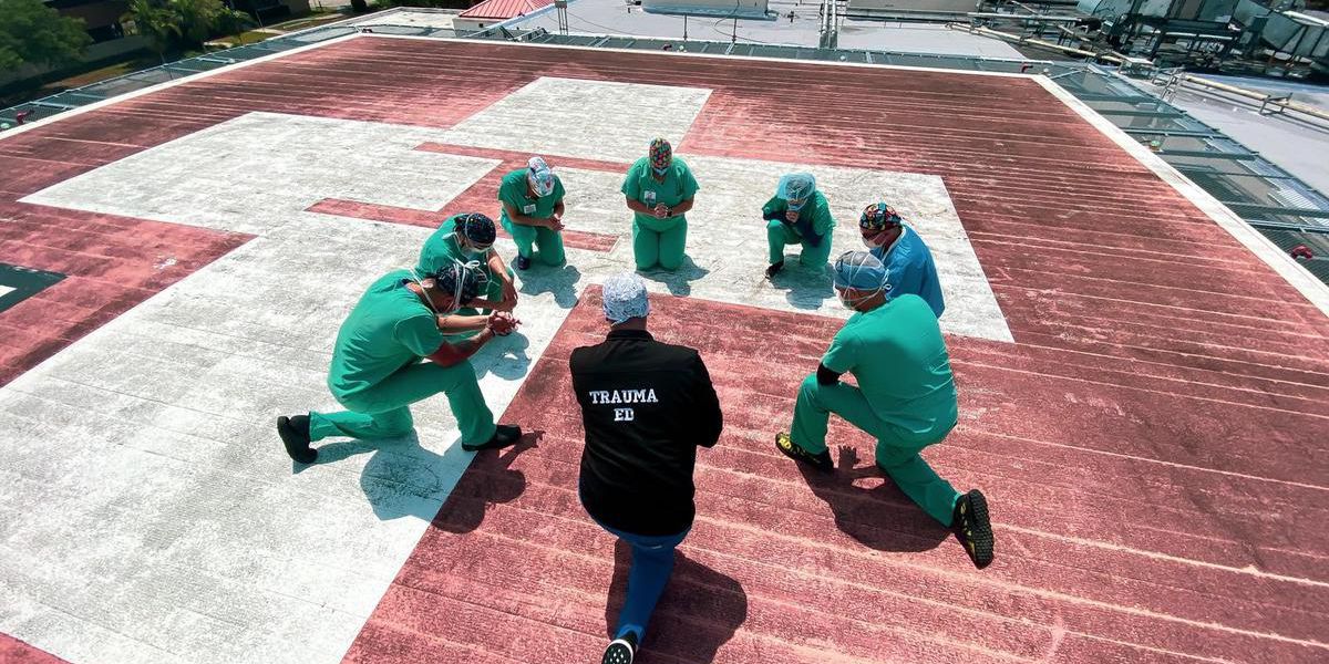 Live5News's tweet photo. Nurses and doctors stand on hospital rooftops to pray over patients and families
https://t.co/czzka7kijz https://t.co/aGMZCfzdJN