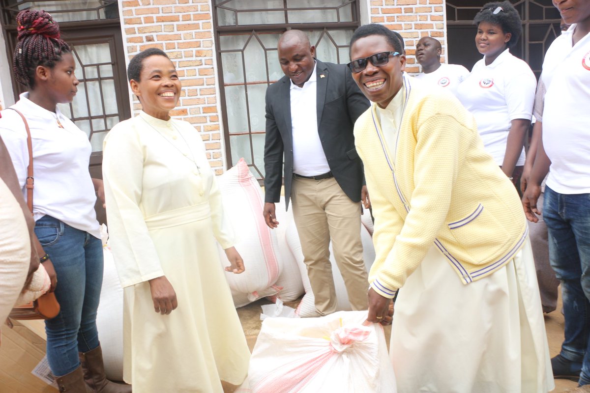 IntumwaNews's tweet photo. #Burundi Dans le but de se joindre aux handicapés dans cette période pascale, 30 chaises roulantes et 4 T de riz ont été distribuées ce 3/4/2020 par la fondation @action_bonne aux deux centres des handicapés de #Gihuga et @Yoba à @gitega, tous de la Fondation #Sainte_Rita https://t.co/egHSE8oG36