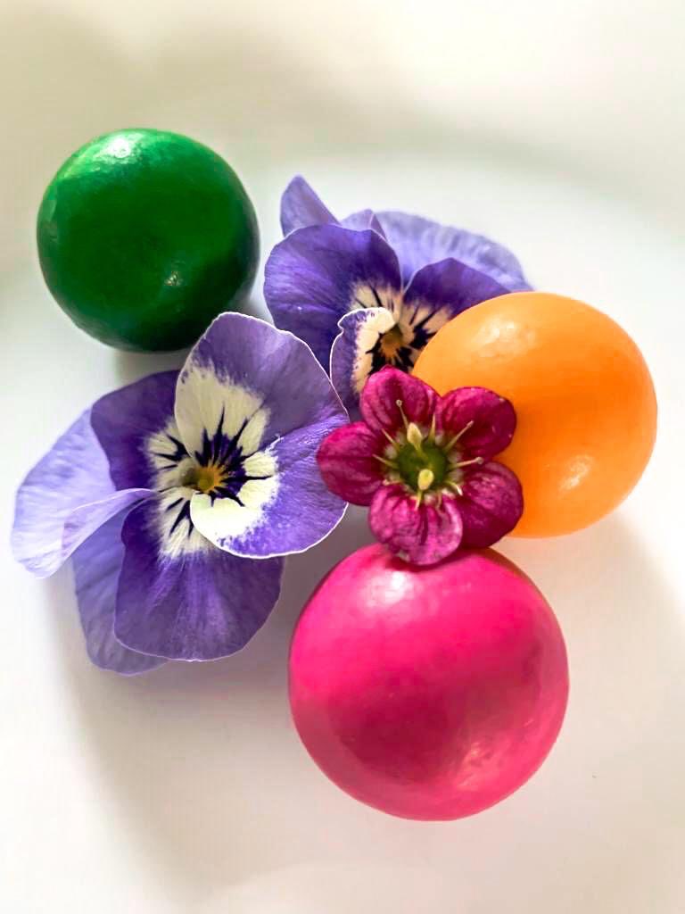 ballsychocolate's tweet photo. Dit jaar is alles anders. Vier Pasen met onze heerlijke chocolade truffels. Extra lekker thuis met je gezin. Of stuur een blik op naar opa of oma of een vriendin 🐰🍫 #linkinbio #Pasen #chocolade #chocolatier #Easter #chocolate #foodie #truffles #chocoladetruffels #blijfthuis https://t.co/ypM9ff2PCT