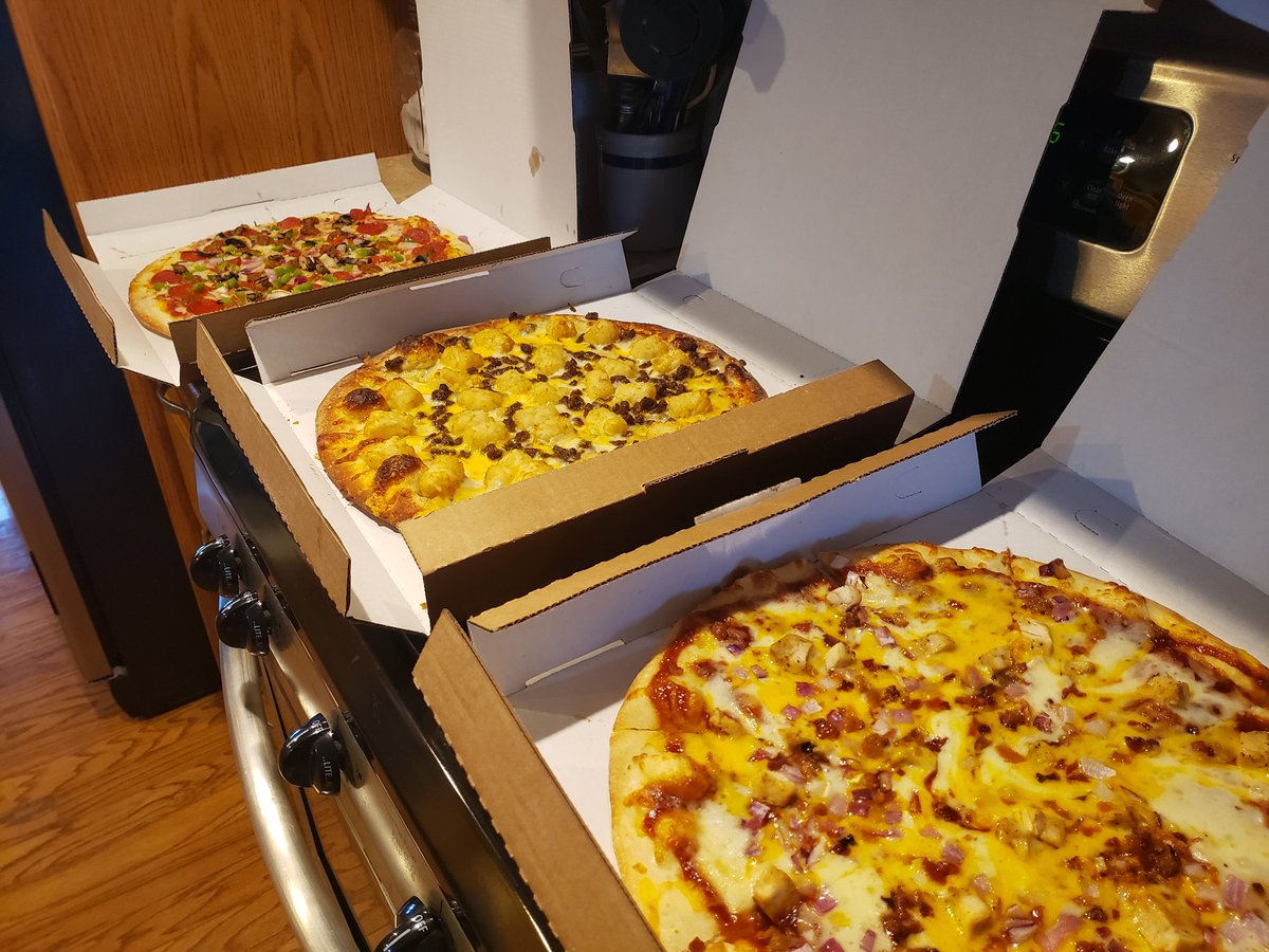 Commish_Weems's tweet photo. Pizza night with @SCSUHUSKIES sponsor @Politos_StCloud. #StayHomeMN #eatlocal https://t.co/RiS2b0b7hB