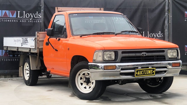 LUCAN_ALIVE's tweet photo. #wow #goldcoastAUS someone pays A$1550 +12.5% for a 1993 Toyota Hilux with 440,000km on the clock. Gotta love a #carauction https://t.co/RoRh6j66Se