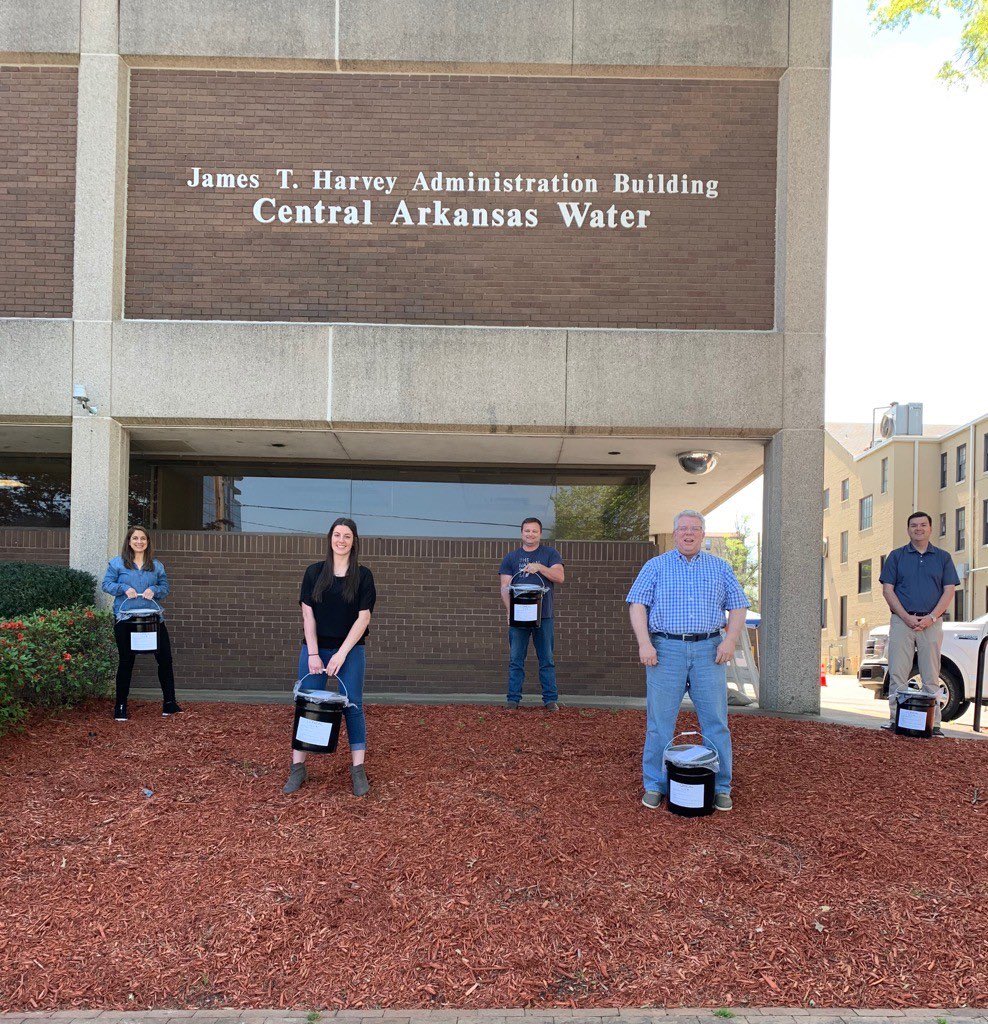 LOrealUSA's tweet photo. Today our L'Oréal USA Operations teams packed and shipped hand sanitizer (in all sizes!) to healthcare workers across the country -- including 30 tons for NY and NJ. Our local plant team in North Little Rock, AR, produced and shipped sanitizer for their state in 5 gallon buckets. https://t.co/4oATdl2Vb9
