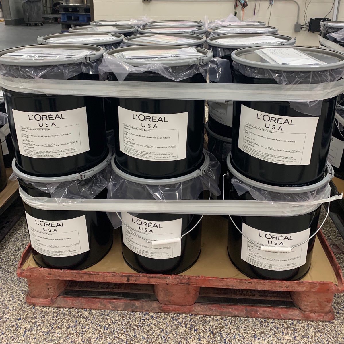 Today our L'Oréal USA Operations teams packed and shipped hand sanitizer (in all sizes!) to healthcare workers across the country -- including 30 tons for NY and NJ. Our local plant team in North Little Rock, AR, produced and shipped sanitizer for their state in 5 gallon buckets.