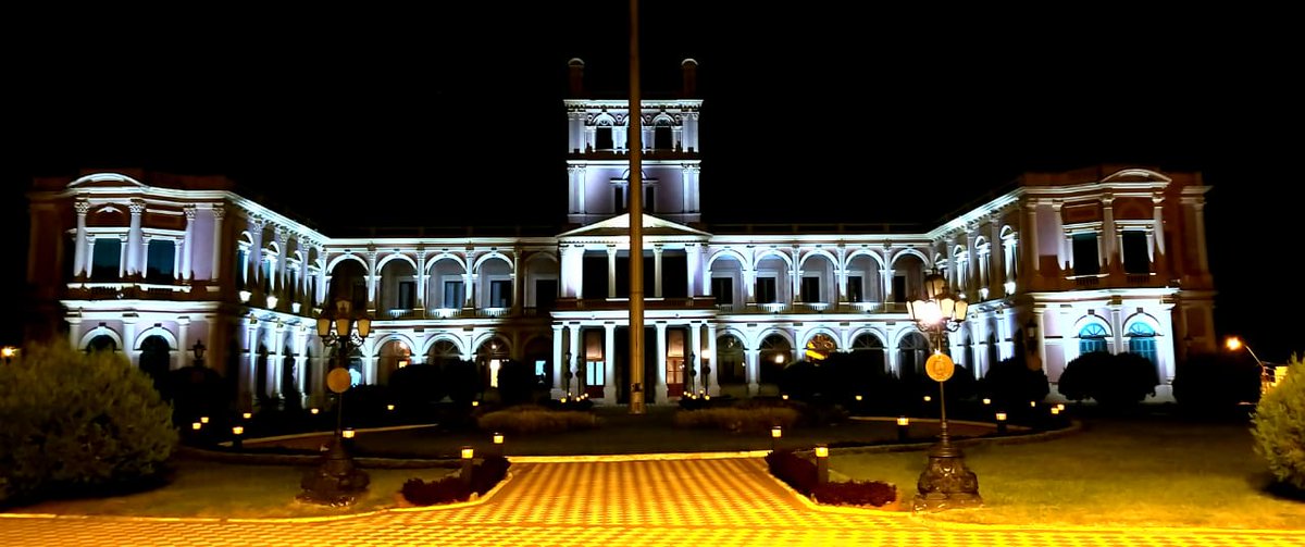 msaludpy's tweet photo. 🇵🇾 Esta noche, hasta el domingo, el Palacio de López estará iluminado de color blanco en homenaje y solidaridad con los trabajadores de Blanco del Paraguay y el Mundo.

#QuedateEnCasa 
#NosCuidamosEntreTodos 
#COVID19 https://t.co/wM22nLummx