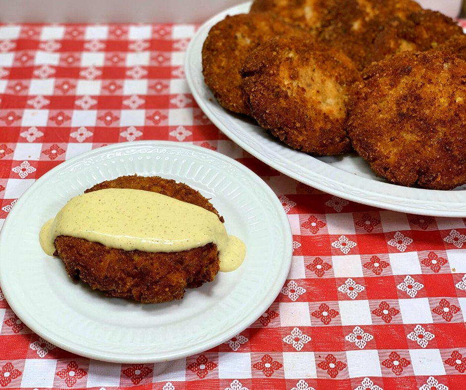 NoreensKitchen's tweet image. Here is one straight from my mom's recipe box!  Tuna patties use ingredients from the pantry and make for a delicious, family friendly meal!  WATCH: bit.ly/2V1xUa6 #ShelfCooking #Tuna #PantryCooking #RetroRecipe #Family Favorite #Homemade #Recipe #QuarantineCooking