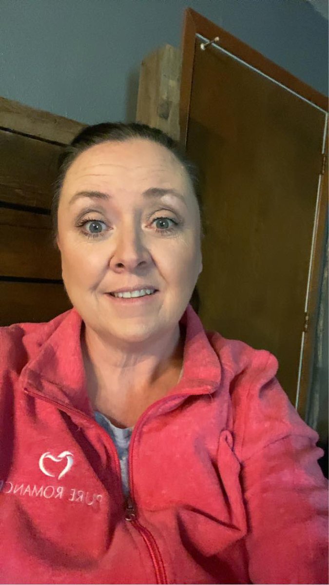 lisasteele47's tweet image. It’s almost time for my ZOOM Online Pure Romance party! 
I’m excited to see these beautiful faces!                                      Who else is ready to have an ONLINE party w me and get FREE goodies?! 

Who thinks I actually have pants on?