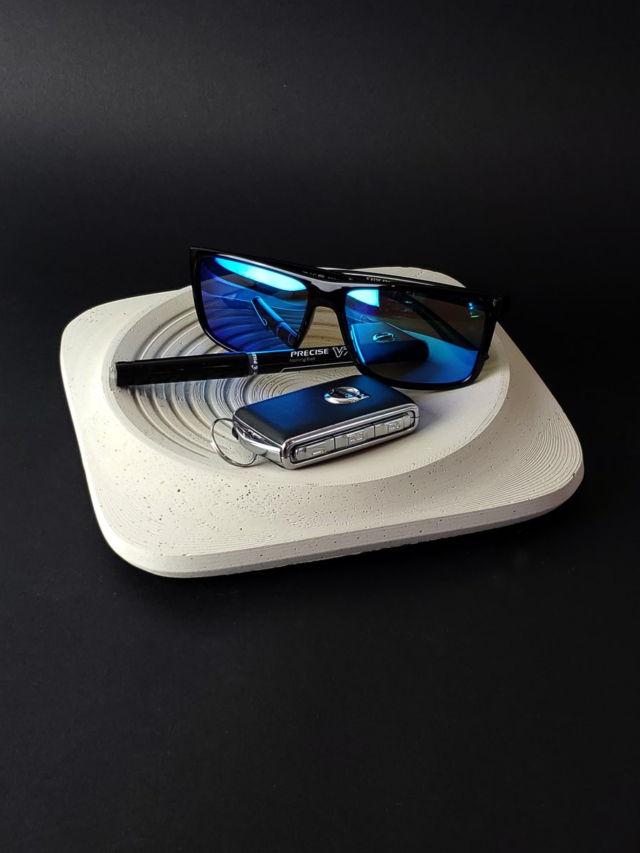 polyfaction's tweet image. Time to empty your pockets and relax for the weekend. 🏚️
.
#polyfaction #geometric #minimalism #plate #accessories #concrete #3dprinting #handmade #homedecor #instahome #tablewear #zen #keys #sunglasses #pen #friday #home