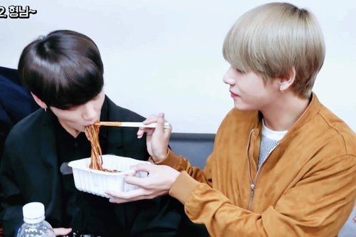 Let his hyungie feed him