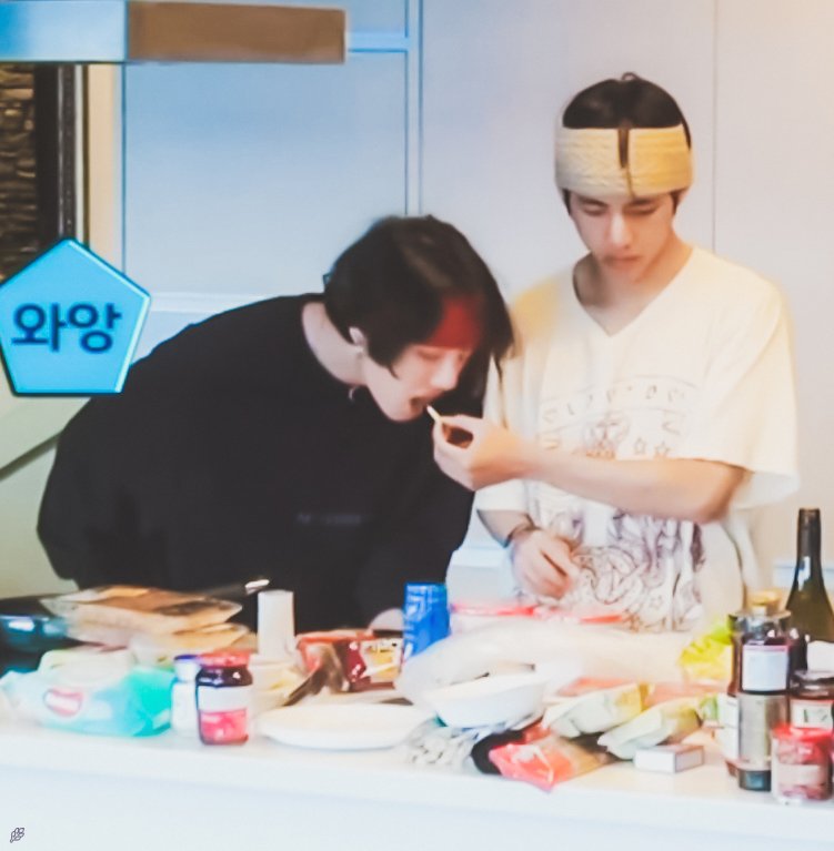 Let his hyungie feed him