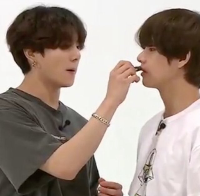 Take a good care of his taetae's lips