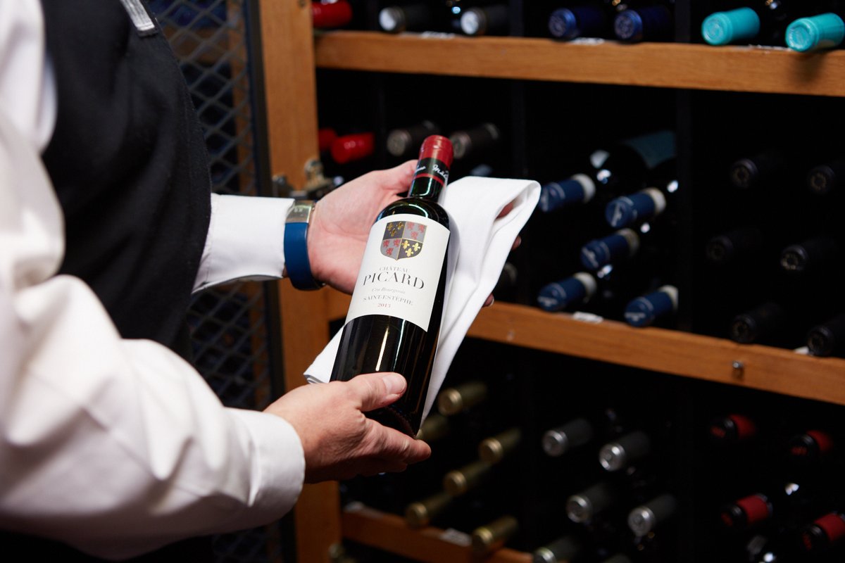 When it's Friday and Gibbys Restaurant is still closed... 🍷

Today, the Gibbys staff is missing all of you and your wonderful company. Let's chat! Comment below the name of your favourite Gibbys wine selection — and what you're drinking tonight instead! 😉

#Gibbys #TGIF #Wine