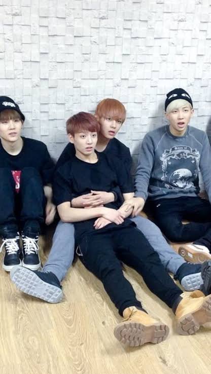 Sitting on each others lap is vkook culture