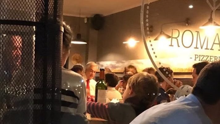 N_PrensaCL's tweet photo. - 18.10.2019: Mientras Chile vivía un histórico estallido social con ataques incendiarios al Metro, el Presidente comía pizza en un local del barrio alto.

- 03.04.2020: Mientras Chile sufre una pandemia sin precedentes, el Presidente asiste a sesión de fotos en Plaza Dignidad. https://t.co/EFFBYdU5Mv